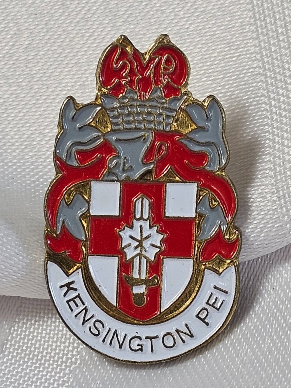 KENSINGTON PEI METAL LAPEL PIN CANADA CANADIAN WEAR PRINCE EDWARD ISLAND TRAVEL